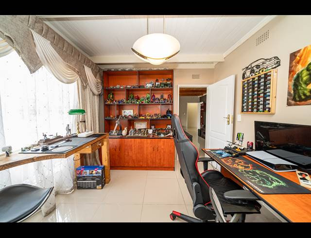 4 BEDROOM FREESTANDING FOR SALE IN FARRARMERE